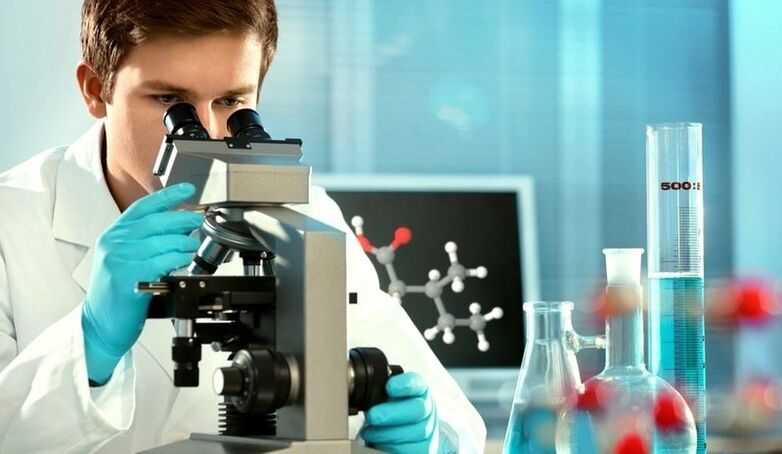 un specialist examinează materialul la microscop
